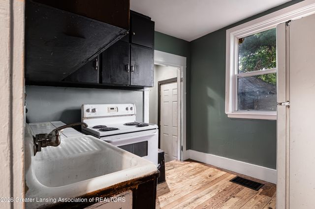 118 S Francis Avenue, Lansing, MI 48912