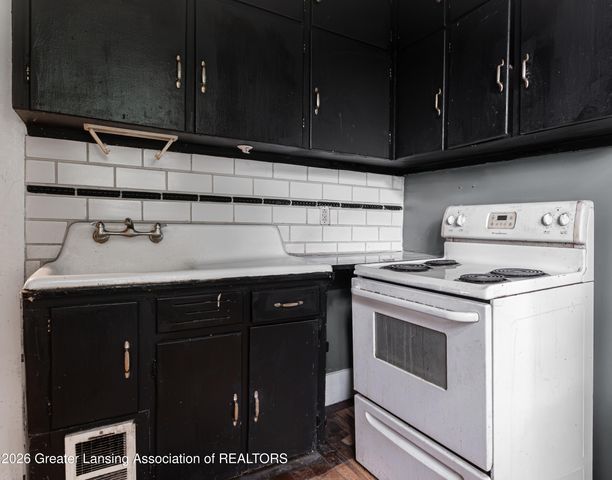 118 S Francis Avenue, Lansing, MI 48912