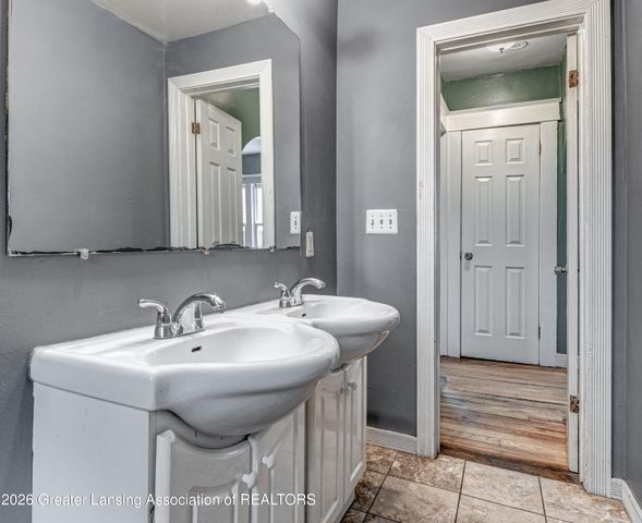 118 S Francis Avenue, Lansing, MI 48912