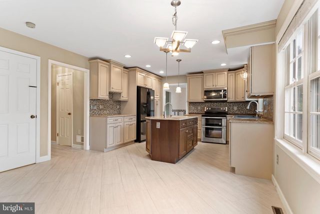 6207 LOCUST LN, Mechanicsburg, PA 17050