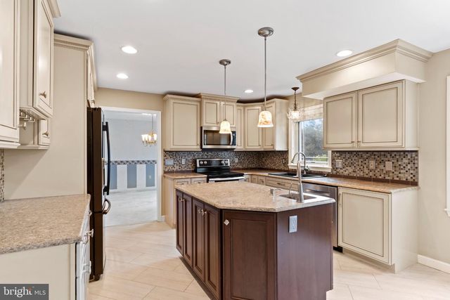 6207 LOCUST LN, Mechanicsburg, PA 17050