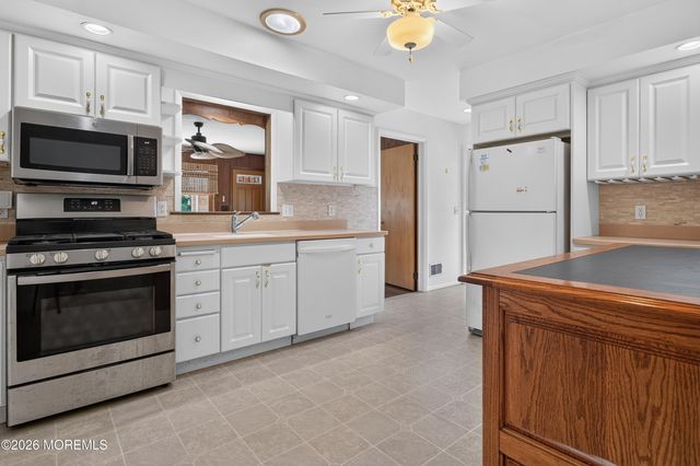 17 Railroad Avenue, Beachwood, NJ 08722