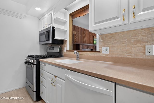 17 Railroad Avenue, Beachwood, NJ 08722