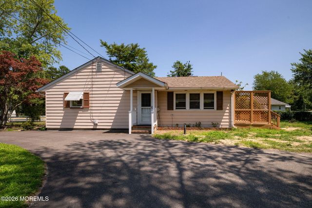 17 Railroad Avenue, Beachwood, NJ 08722
