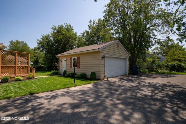 17 Railroad Avenue, Beachwood, NJ 08722