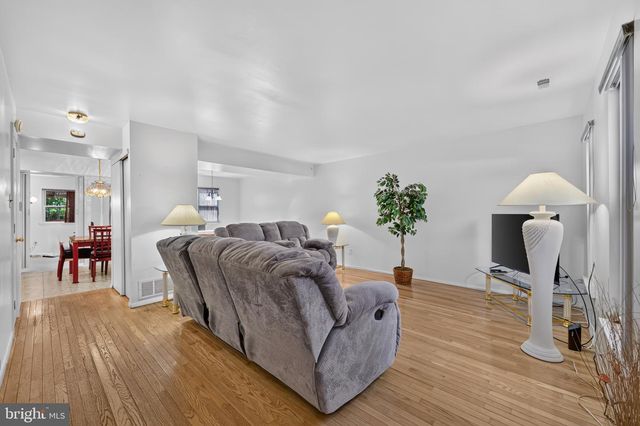 325 CARLETON LN, Mount Laurel, NJ 08054