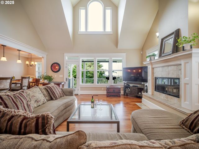 360 HILLTOP Dr, Seaside, OR 97138