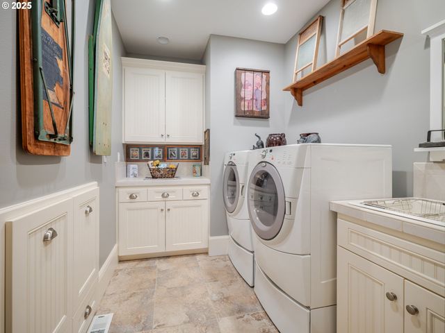 360 HILLTOP Dr, Seaside, OR 97138