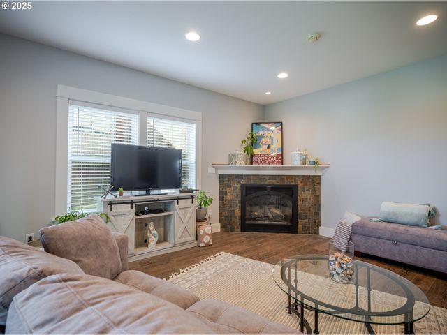 360 HILLTOP Dr, Seaside, OR 97138