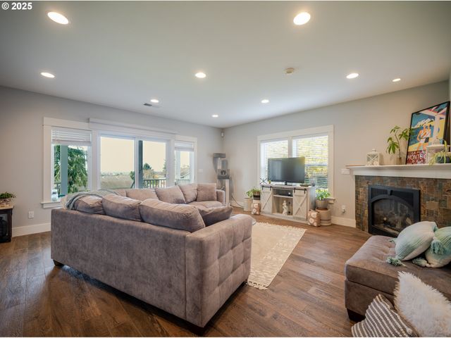 360 HILLTOP Dr, Seaside, OR 97138