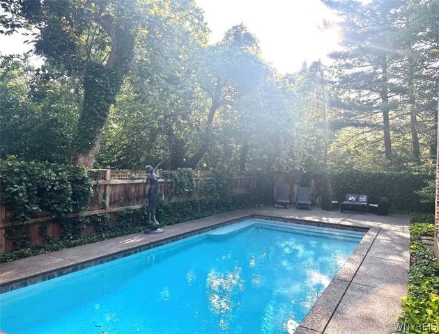 21 Mayfair Lane, Buffalo, NY 14201