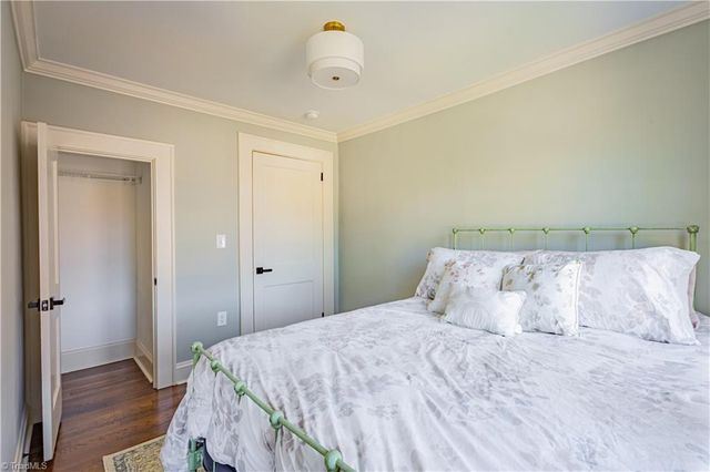 929 S Hawthorne Road, Winston-salem, NC 27103