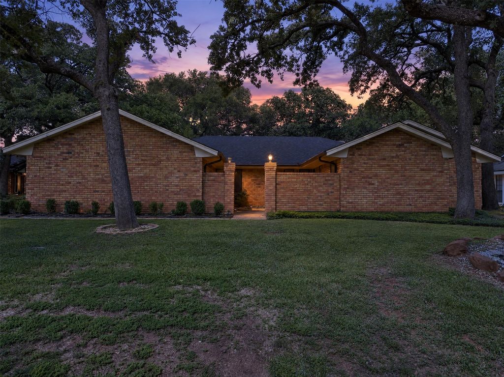 2304 Belfry Court, Arlington, TX 76011 — exterior