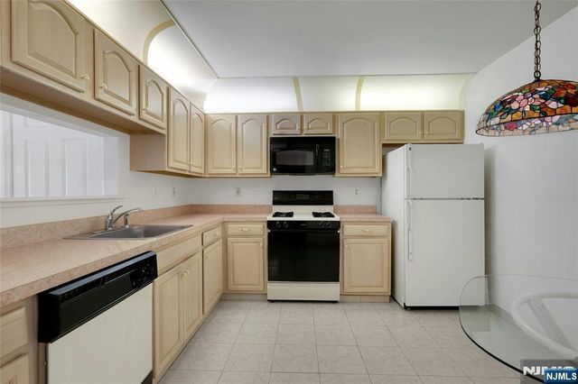 32 Cedar Street, Jersey City, NJ 07305