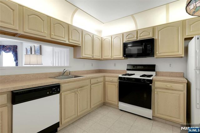 32 Cedar Street, Jersey City, NJ 07305