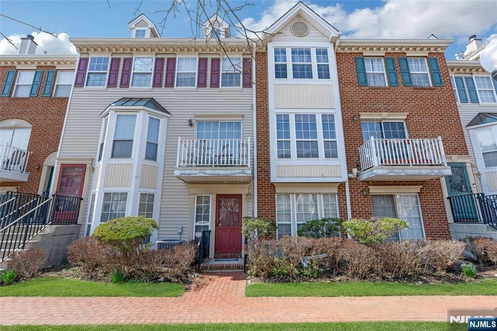 32 Cedar Street, Jersey City, NJ 07305