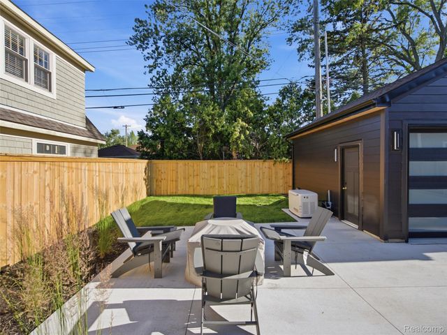 1748 Banbury Street, Birmingham, MI 48009