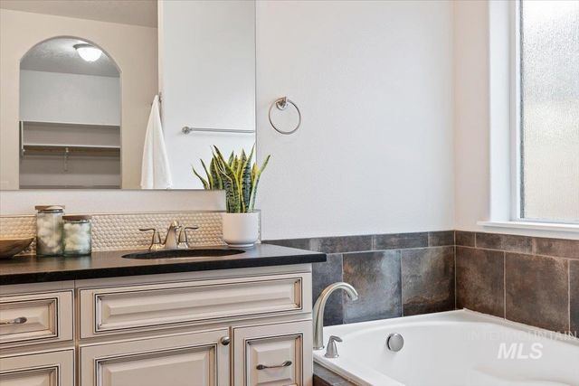 1496 E Strauss, Meridian, ID 83646