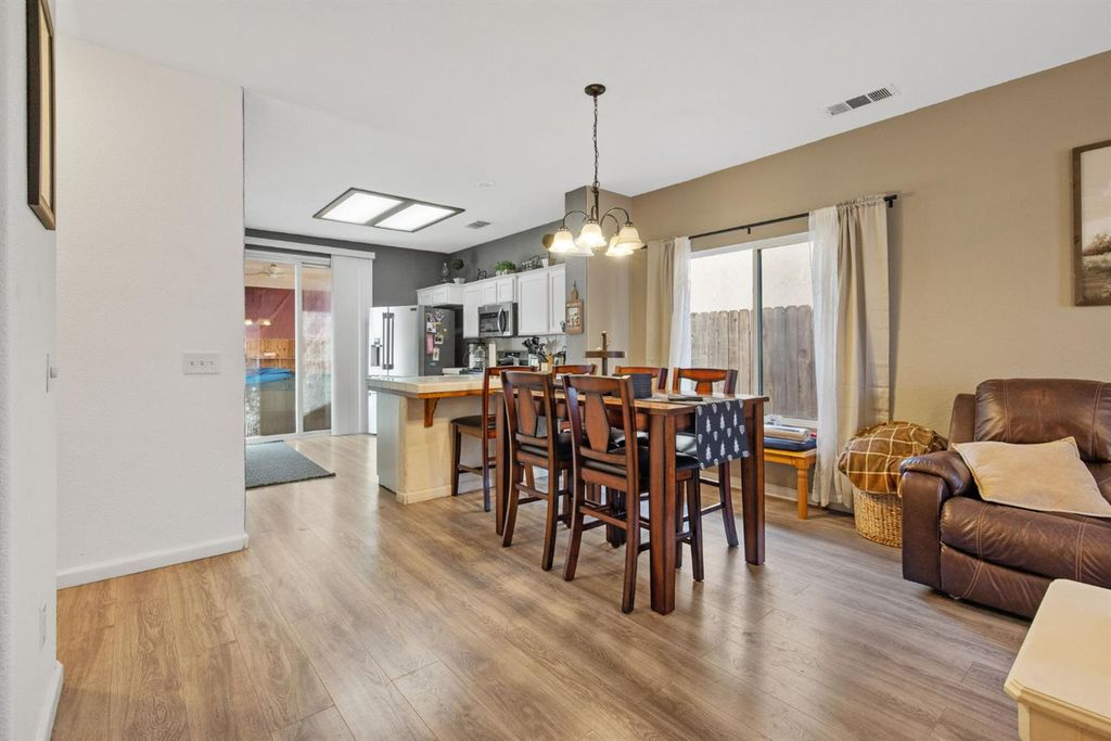 Image 10 of property listing at 1963 W Merritt Street, Hanford, CA 93230