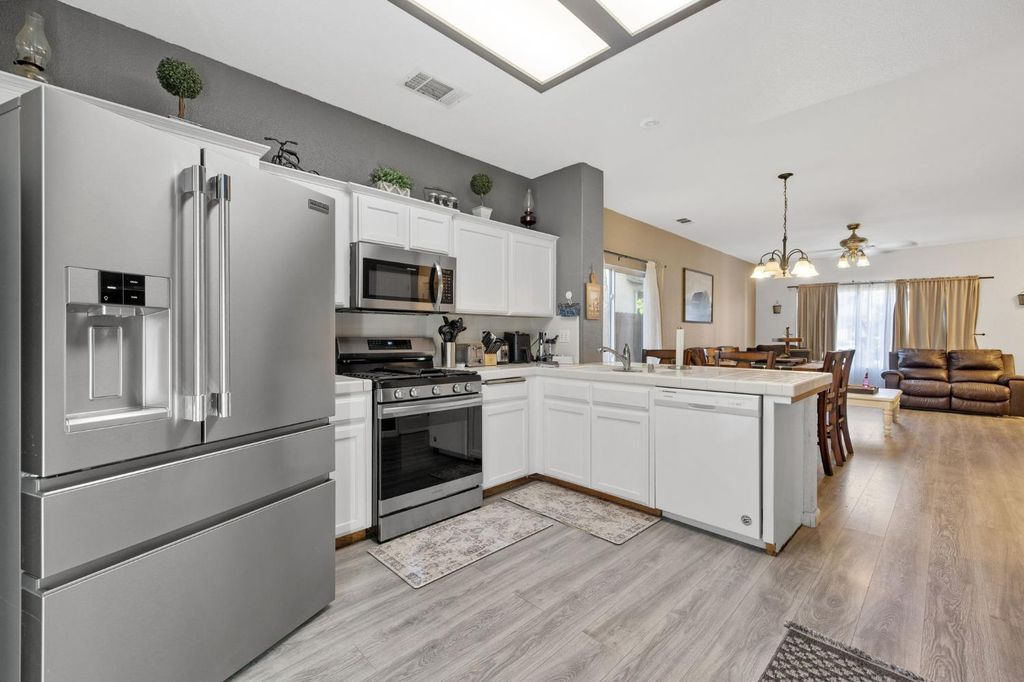 Image 14 of property listing at 1963 W Merritt Street, Hanford, CA 93230