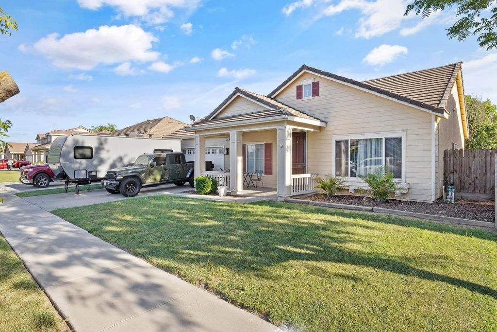 Image 2 of property listing at 1963 W Merritt Street, Hanford, CA 93230