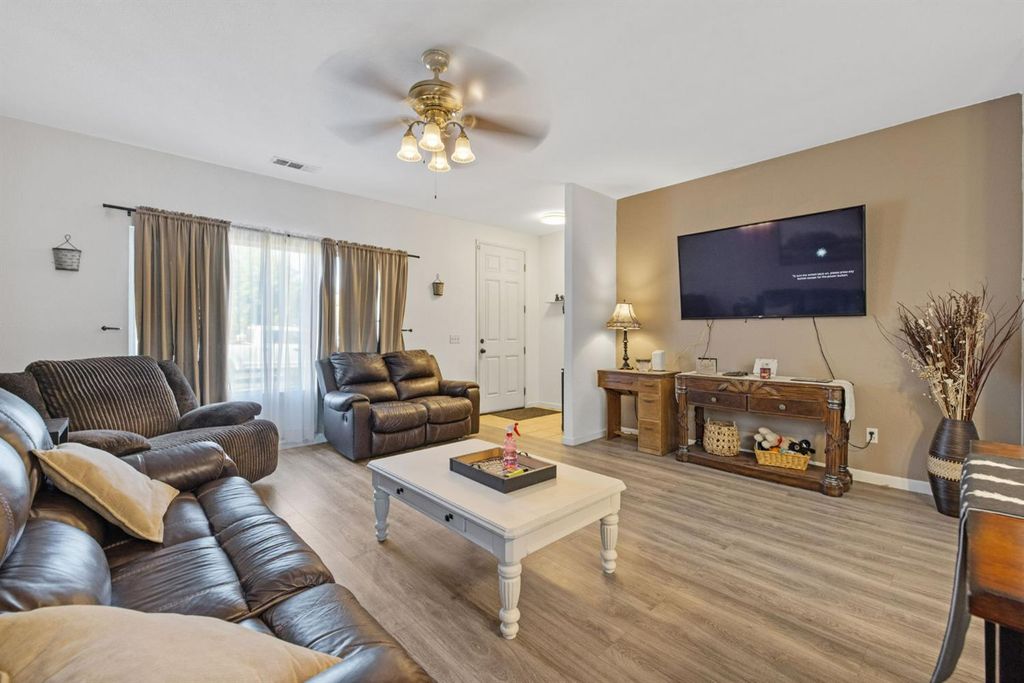 Image 9 of property listing at 1963 W Merritt Street, Hanford, CA 93230