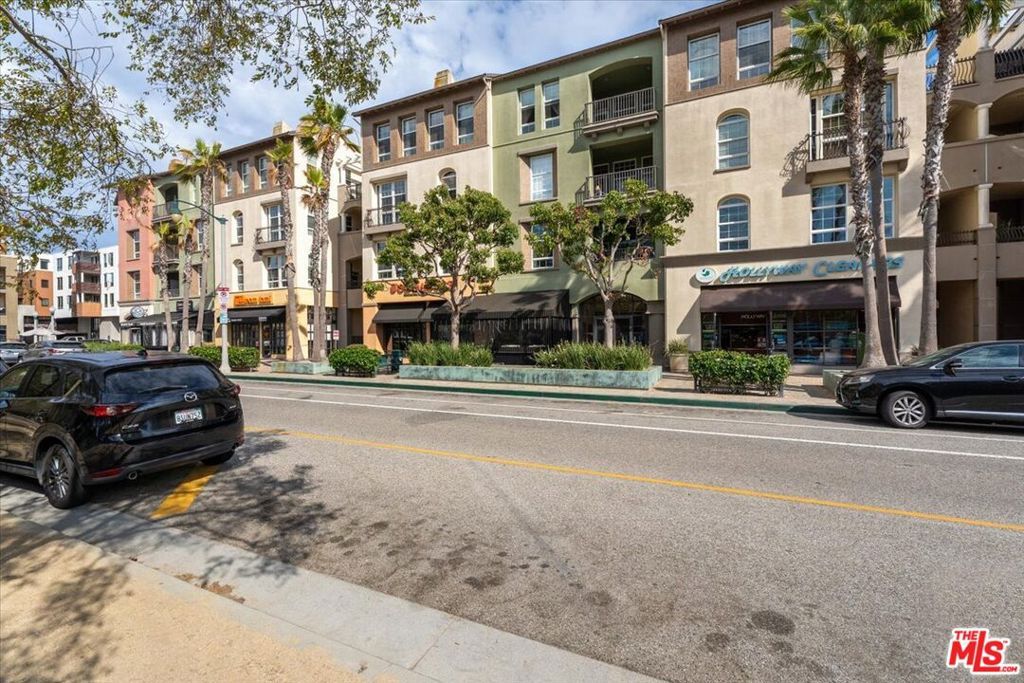 Image 2 of property listing at 13020 Pacific 203, Playa Vista, CA 90094