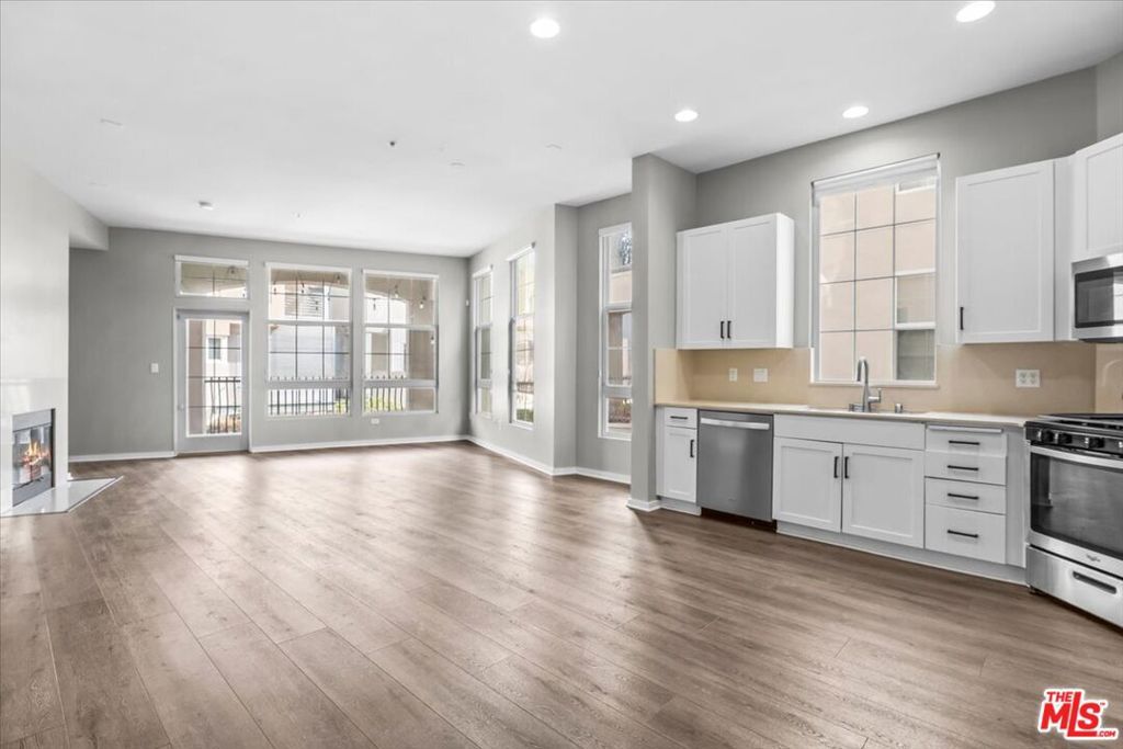 Image 7 of property listing at 13020 Pacific 203, Playa Vista, CA 90094