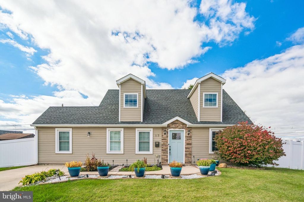 17 PEONY RD, LEVITTOWN, PA 19056 — exterior