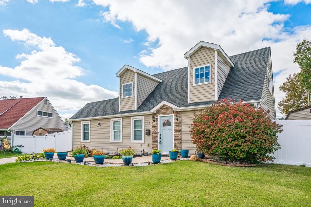 17 PEONY RD, LEVITTOWN, PA 19056 — photo 2