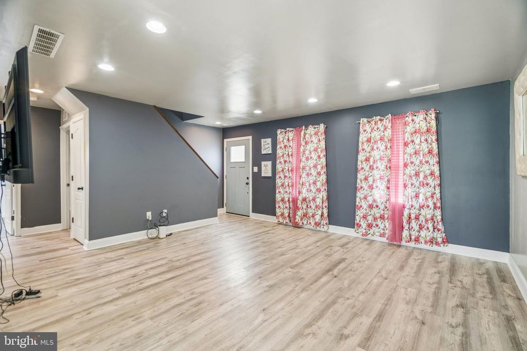 17 PEONY RD, LEVITTOWN, PA 19056 — photo 4