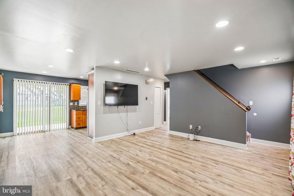 17 PEONY RD, LEVITTOWN, PA 19056 — photo 5
