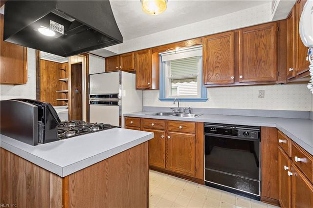 8 Rodgers PL, Portsmouth, VA 23702