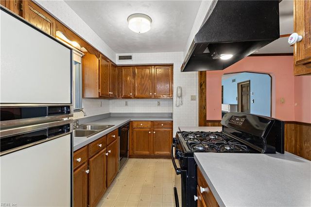 8 Rodgers PL, Portsmouth, VA 23702