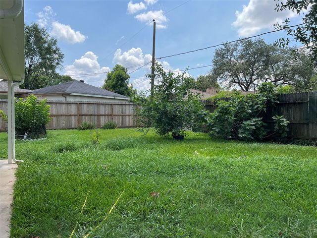 8831 Hendon Ln, Houston, TX 77036
