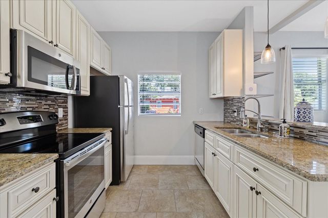 2916 N HIGHLAND AVENUE, Tampa, FL 33602