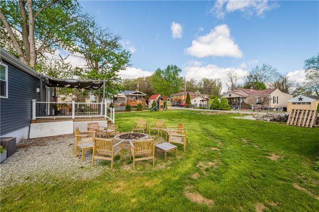 204 Buckels Ave, Houston, PA 15342