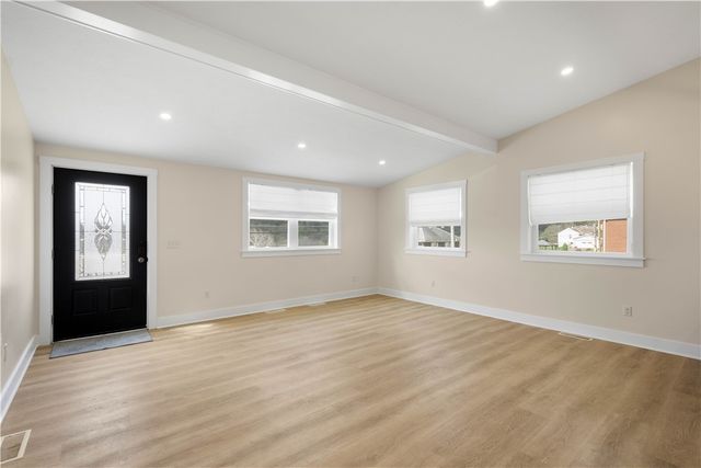 204 Buckels Ave, Houston, PA 15342