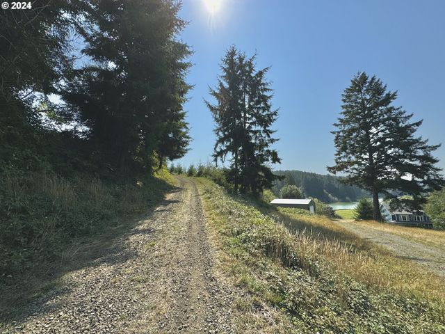 71399 Heavy Horse Rd, Lakeside, OR 97449