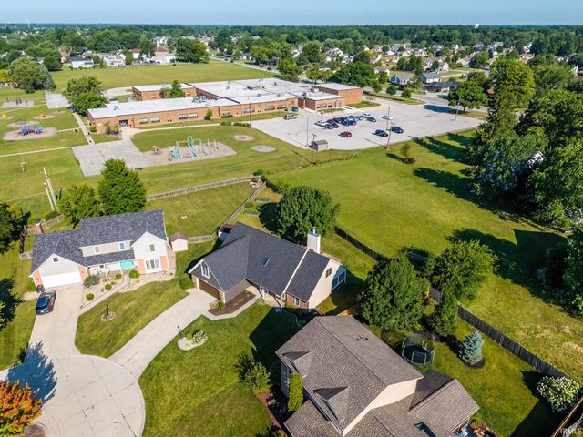 8211 Fawncrest Place, Fort Wayne, IN 46835