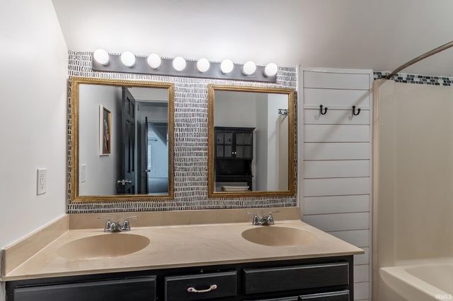 8211 Fawncrest Place, Fort Wayne, IN 46835