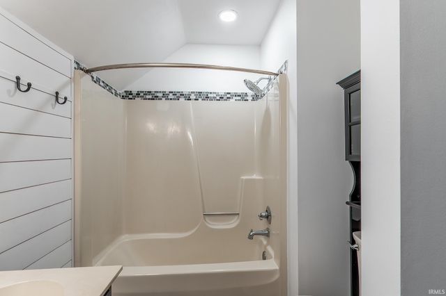 8211 Fawncrest Place, Fort Wayne, IN 46835