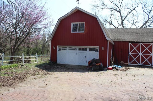 877 E Airline Drive, East Alton, IL 62024