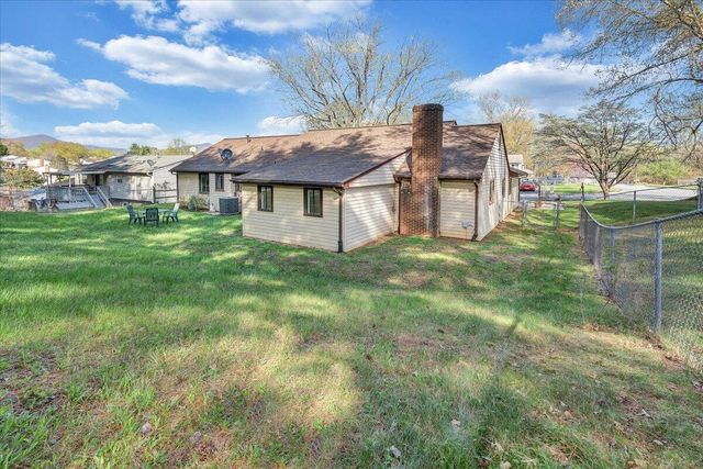 2159 Beavers LN, Vinton, VA 24179