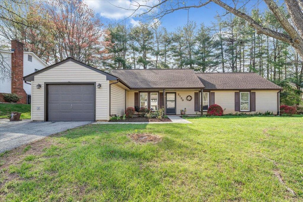 2159 Beavers LN, Vinton, VA 24179