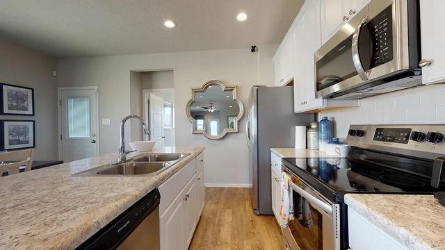 481 Valley View Drive, Tonganoxie, KS 66086