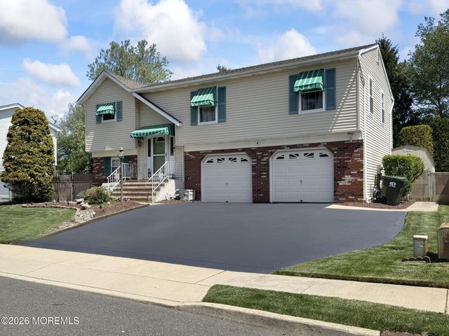 48 Hedgewood Road, Howell, NJ 07731