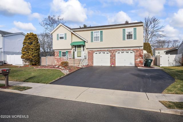 48 Hedgewood Road, Howell, NJ 07731