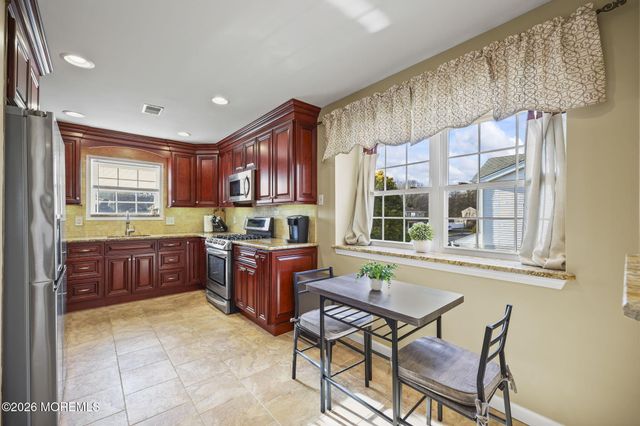 48 Hedgewood Road, Howell, NJ 07731