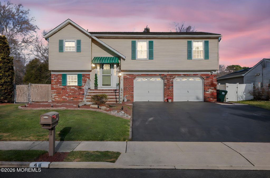 48 Hedgewood Road, Howell, NJ 07731